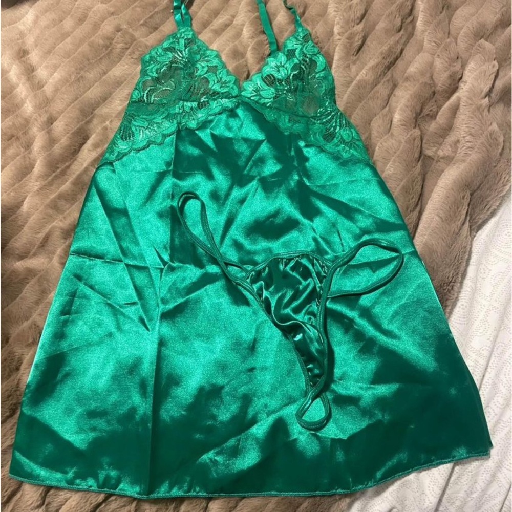 New, never worn Emerald Green Lingerie set with Thong size Small